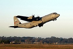 Een WC-130J Hercules van het 53rd Weather Reconnaissance Squadron stijgt op vanaf Keesler AFB.