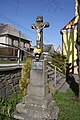 English: Wayside cross near chapel in Radonín. Čeština: Smírčí kříž u kaple v Radoníně.