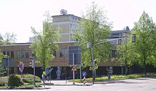 Blick auf das Werner-Heisenberg-Gymnasium von der Jebenhäuser Brücke aus