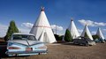 Een Wigwammotel met kamers in de vorm van een tipi, langs de weg in Holbrook, Arizona. Het andere Wigwammotel staat aan Foothill Boulevard in San Bernardino, Californië.