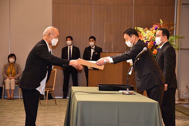 With Shinsuke Suematsu (Award Ceremony for the Persons of Cultural Merit, November 4, 2021)
