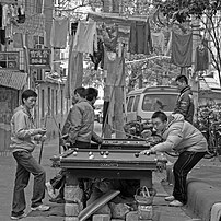 Joueurs disputant une partie de billard dans une rue de Nankin, en Chine (2008). (définition réelle 3 116 × 3 116)