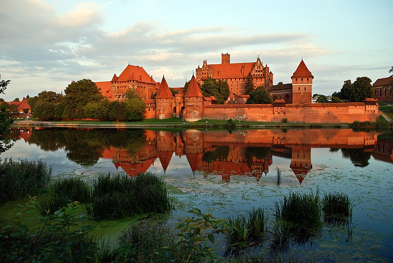 File:Zamek krzyżacki - Malbork.jpg