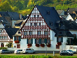 Zell -Mosel - das Fachwerkhaus „Boos von Waldeckhof“ im Ortsteil Zell-Kaimt - panoramio