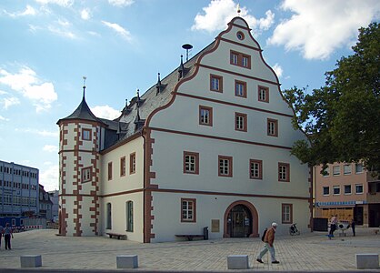 Zeughaus mit Ostgiebel. Rechts Areal der Kilianskapelle bzw. späteren Feuerwache, die 1952 abgebrochen wurde. Letzte Bauarbeiten zur Platzumgestaltung. 2015