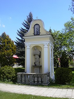 Zvonice se soškou sv. Jana Nepomuckého a sv. Floriana