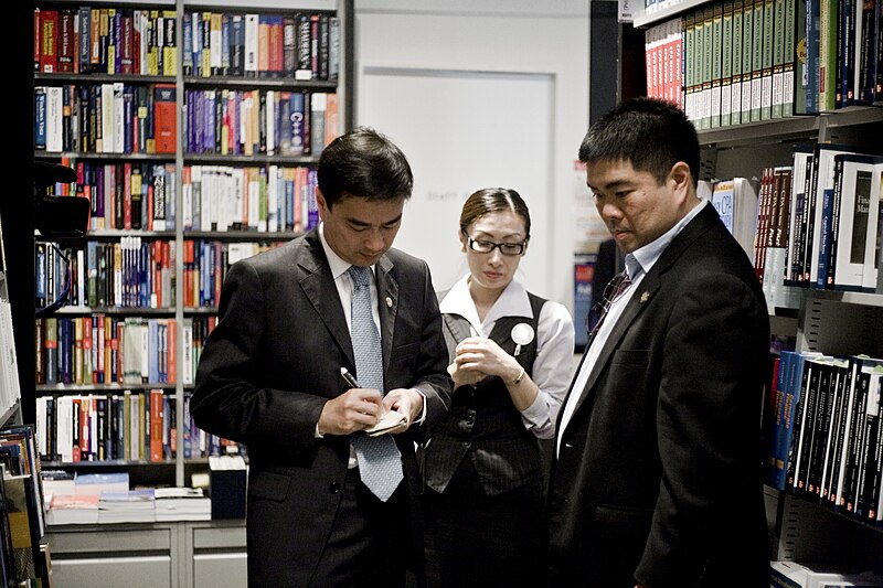 File:"จด" นายกรัฐมนตรีและคณะ ณ ร้านหนังสือ Maru - Flickr - Abhisit Vejjajiva.jpg