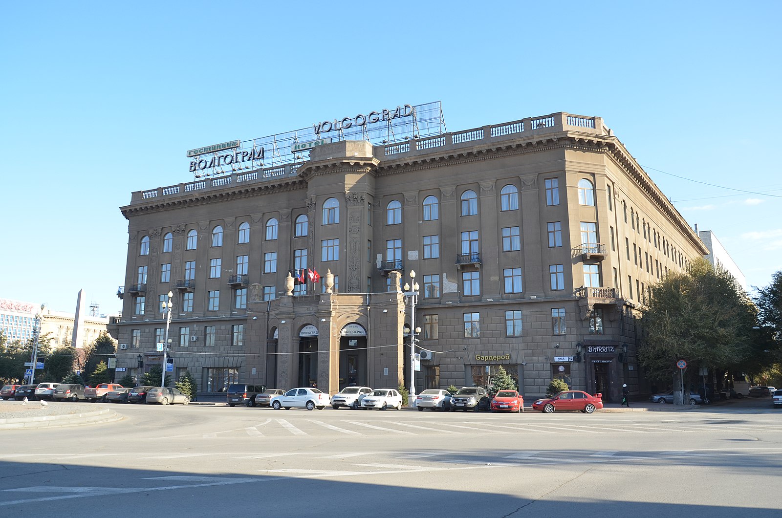 Гостиница волгоград. Петров двор Волгоград. Казань гостиница Волгоград. Гостиница Волгоград во время войны. Отель Волгоград реклама.