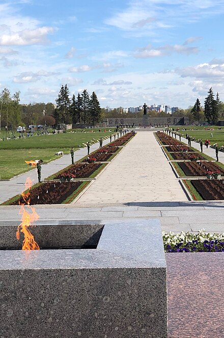 Пискаревка. Пискарёвское мемориальное кладбище. Мемориал на Пискаревском кладбище. Вечный огонь в Санкт-Петербурге на Пискаревском кладбище. Пискарёвское мемориальное кладбище вечный огонь.