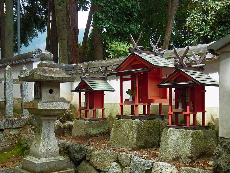 File:御霊神社の境内社 御所市増 2012.4.07 - panoramio.jpg