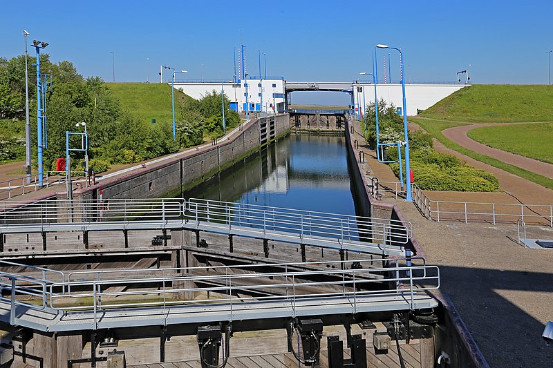 File:00 2007 Canal lock in the Netherlands - Stellendam.jpg