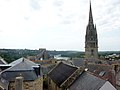 Toits des maisons et clocher de la collégiale Notre-Dame de Roscudon vus depuis l'étage de la maison du marquisat ; à l'arrière-plan la ria du Goyen à marée basse.