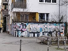 Reichenberger Strasse a Berlino Kreuzberg: Muro con poster di carta incollati che mostrano le parole "Il fischietto è violenza".