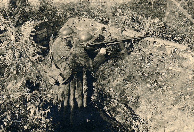 File:1934 Mitrailleur et pourvoyeur d'un fusil-mitrailleur Chauchat du 12A (1).jpg