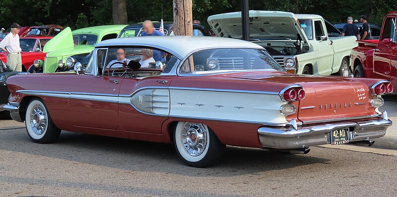 File:1958 Pontiac Star Chief Custom Catalina Sedan, rear left (Cruisin' the River Lowellville Car Show, July 10th, 2023).jpg