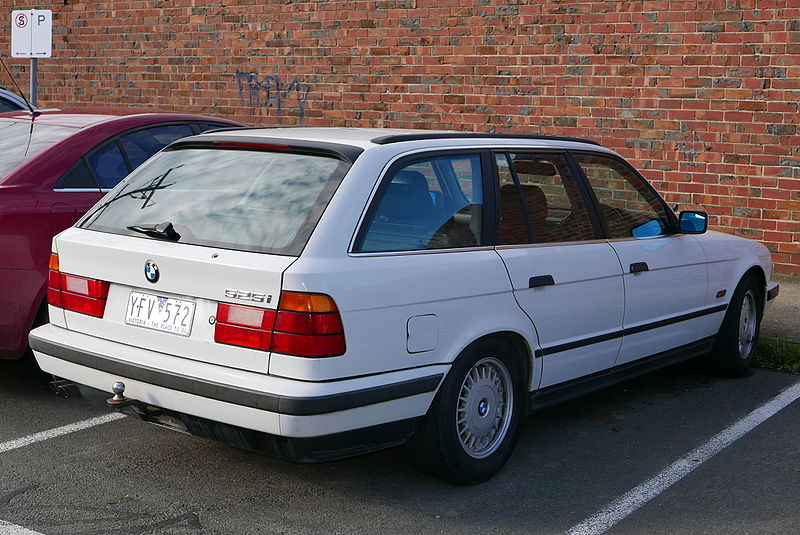 File:1995 BMW 525i (E34) Touring station wagon (2015-07-24).jpg