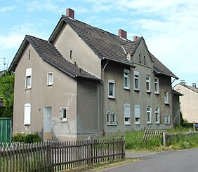 House in Gladbeck, Germany, with fissures caused by gravity erosion due to mining 2008-05-23 Haus Ecke Kamp und Johowstrasse.JPG