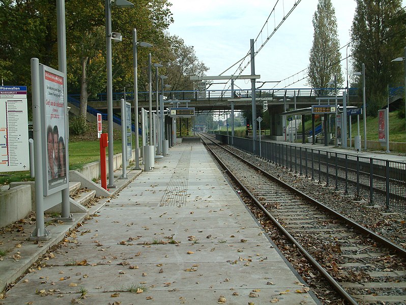 File:2008 Station Delftsewallen Perron 2.JPG