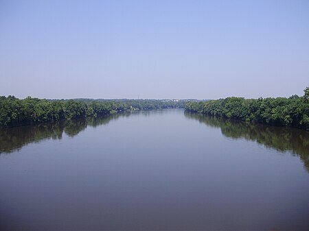 Tập_tin:2009-08-17_View_north_up_the_Delaware_River_from_the_Reading_Railroad_Bridge_between_Ewing,_New_Jersey_and_Lower_Makefield_Township,_Pennsylvania.jpg