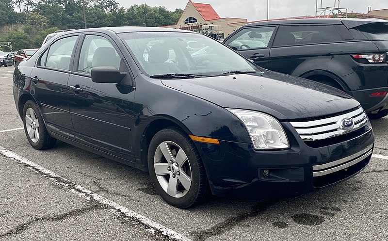 File:2009 Ford Fusion SE in Dark Blue Ink Clearcoat Metallic, front right, 07-16-2022.jpg