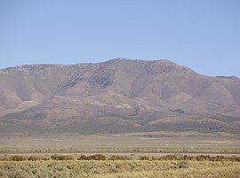 2014-10-03 16 59 29 Eureka Havaalanı'ndan Diamond Peak, Nevada'nın tam yakınlaştırılmış görünümü.JPG