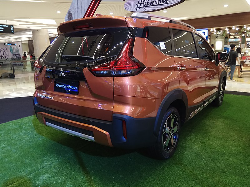 File:2019 Mitsubishi Xpander Cross "Premium Package" (rear right), Tunjungan Plaza 6, Central Surabaya.jpg