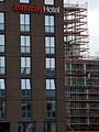 Blick von der Stühlingerbrücke auf das IntercityHotel, rechts daneben der Neubau der Volksbankzentrale in Freiburg