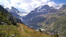 I bakgrunden syns glaciären Turtmanngletscher