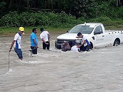 Team beim Transport von Wahlunterlagen bei einer Flussüberquerung