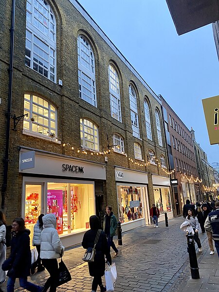 File:3-7 Neal Street, Covent Garden, December 2022 01.jpg