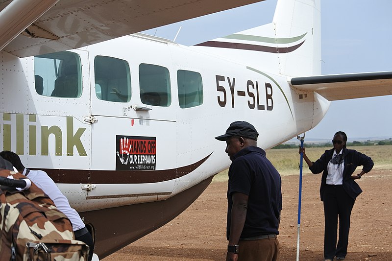 File:5Y-SLB at Ol Kiombo Airstrip 02.jpg