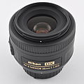 Deutsch: Objektiv AF-S DX Nikkor 35mm f/1.8G von Nikon. English: AF-S DX Nikkor 35mm f/1.8G lens by Nikon.