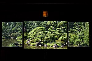 四阿の窓から見る慶沢園の一角、大阪市の天王寺公園