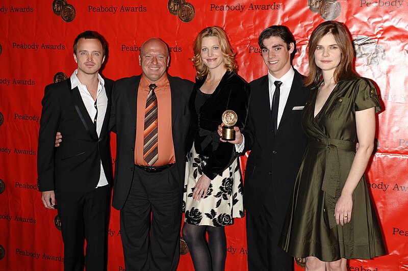 File:Aaron Paul, Dean Norris, Anna Gunn, RJ Mitte and Betsy Brandt, May 2009 (17).jpg