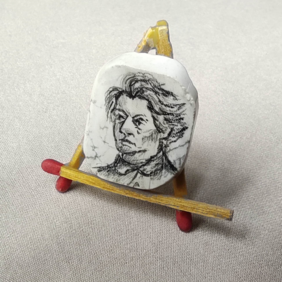 Adam Mickiewicz 22x28 mm. Artysta Anna Januszewicz-Pitlok 2022. Eksponat Muzeum Miniaturowej Sztuki Profesjonalnej Henryk Jan Dominiak w Tychach 2.png