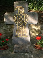 Erinnerungsstein an den Grabfund von Oßmannstedt, mit Darstellung der Adlerfibel