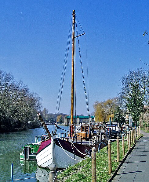 File:Allington - Barges - River Medway.jpg