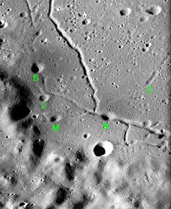 Vista obliqua des del Apollo 16, mirant cap al sud (C = Chang-Ngo, R = Ravi, M = Monira, J = José, S = Soraya).