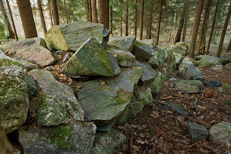 File:An old stone barrier in Helenanpuisto in Rekola, Vantaa, Finland, 2021 April.jpg