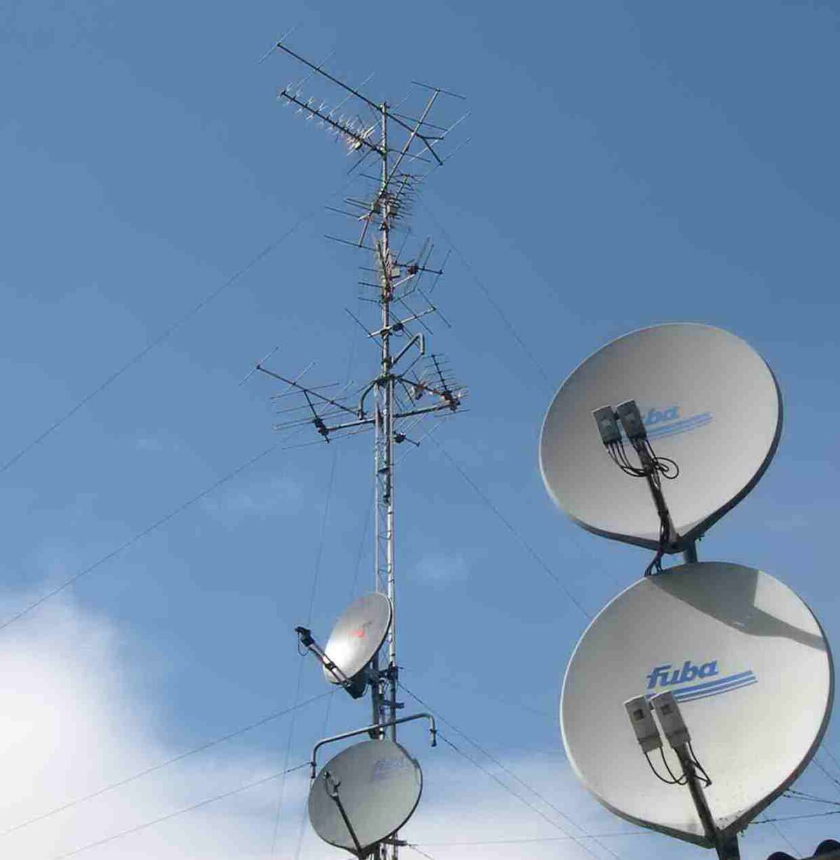 File:Antennes radiodiffusion.jpg - Wikimedia Commons