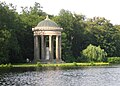 ミュンヘン（ドイツ）のニュンフェンブルク城の庭園にあるグロリエッテ、通称「アポロ神殿」。