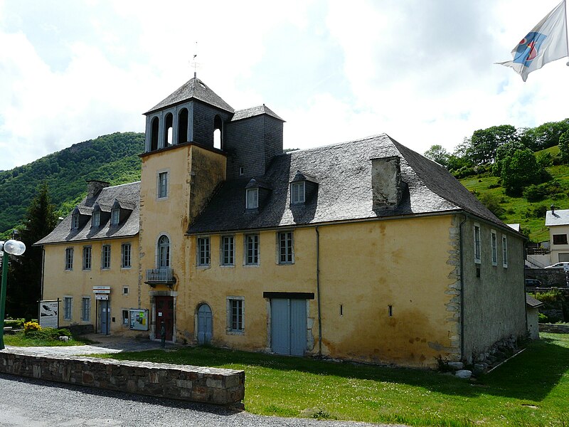 File:Arreau château des Nestes (3).JPG