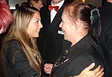 Ursula Karusseit (rechts) wird von ihrer Serienkollegin Arzu Bazman zur Goldenen Henne für ihr Lebenswerk beglückwünscht, 2009