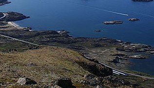 Le site d'Asummiut est situé ici en contre-bas du massif de Palasip Qaqqaa, près de la piste de l'aéroport de Sisimiut[190],[72],[73],[74].