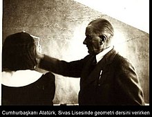 Atatürk Sivas Lisesi'nde Geometri dersi verirken (13 Kasım 1937).jpg