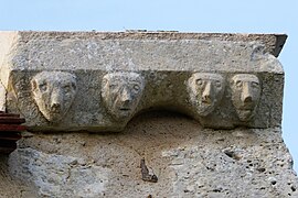 Modillons sculptés de grotesques, XIIIe siècle.