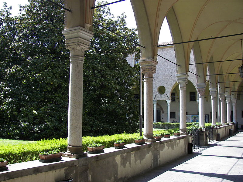 File:Basilica of Saint Anthony of Padua courtyard 2.jpg