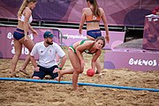 Deutsch: Beachhandball bei den Olympischen Jugendspielen 2018; Tag 6, 12. Oktober 2018; Mädchen, Hauptrundenspiel – Ungarn-Niederlande 2:1 English: Beach handball at the 2018 Summer Youth Olympics at 12 October 2018 – Girls Main Round – Hungary-Netherlands 2:1