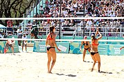 Deutsch: Beachvolleyball bei den Olympischen Jugendspielen 2018; Tag 9, 15. Oktober 2018; Mädchen, Viertelfinale: USA-Spanien 2–1 (21–19/17–21/15–9) English: Beach volleyball at the 2018 Summer Youth Olympics at 15 October 2018 – Girls Quarterfinals: USA-Spain 2–1 (21–19/17–21/15–9)