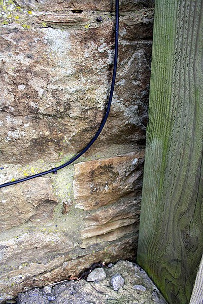 File:Benchmark on Pippy Oak Barn (geograph 4309011).jpg